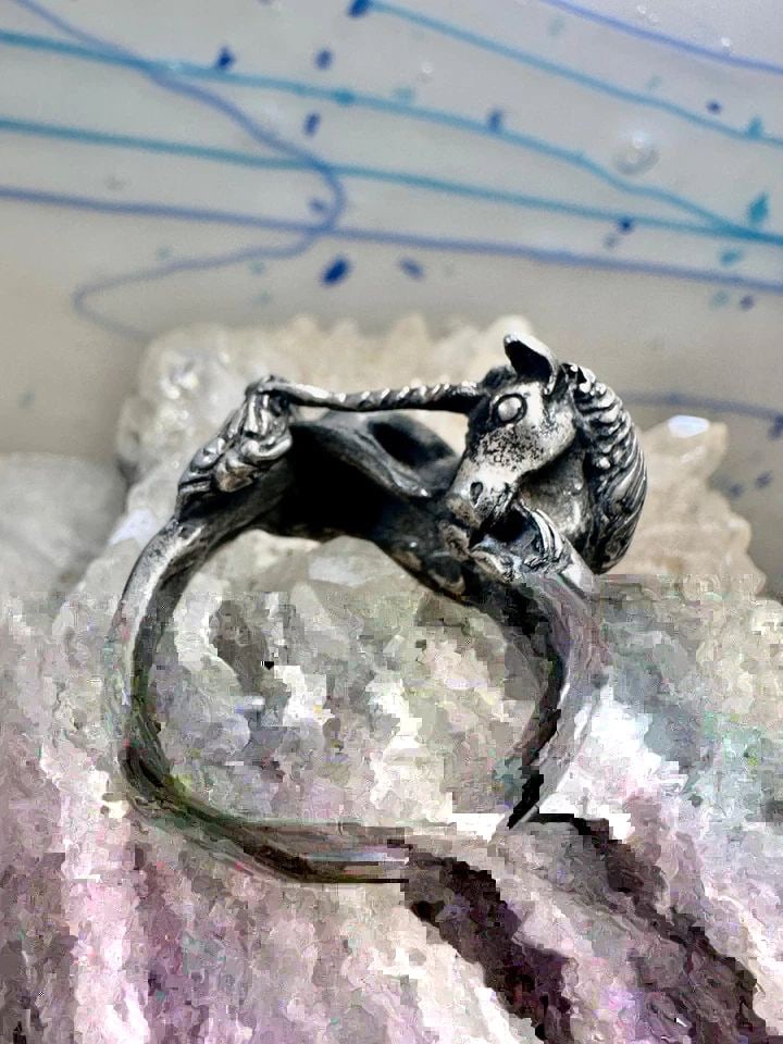 UNICORN RING JAMES YESBERGER SIZE 7 HORSE W HORN STERLING SILVER WOMEN: UNICORN RING JAMES YESBERGER SIZE 7 HORSE W HORN STERLING SILVER WOMEN Unicorn ring James Yesberger size 7 horse w horn sterling silver women Size 7 Weight 15g Width 5/8" Thinnest part of band in back