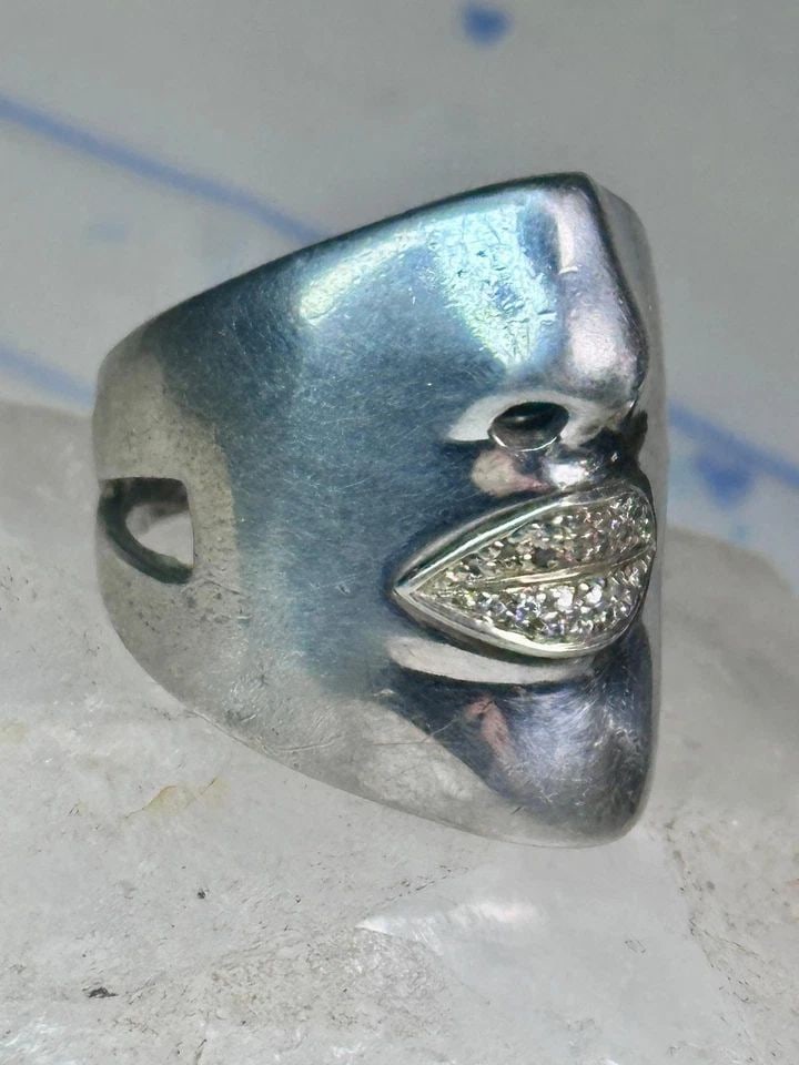 SONIA BITTON FACE RING DIAMOND LIPS BAND SIZE 6.75 STERLING SILVER WOMEN: SONIA BITTON FACE RING DIAMOND LIPS BAND SIZE 6.75 STERLING SILVER WOMEN Sonia Bitton face ring Diamond lips band Size 6.75 sterling silver women Size 6.75 Weight 18.2g Length 1" Width. 3/4" Thinnest 