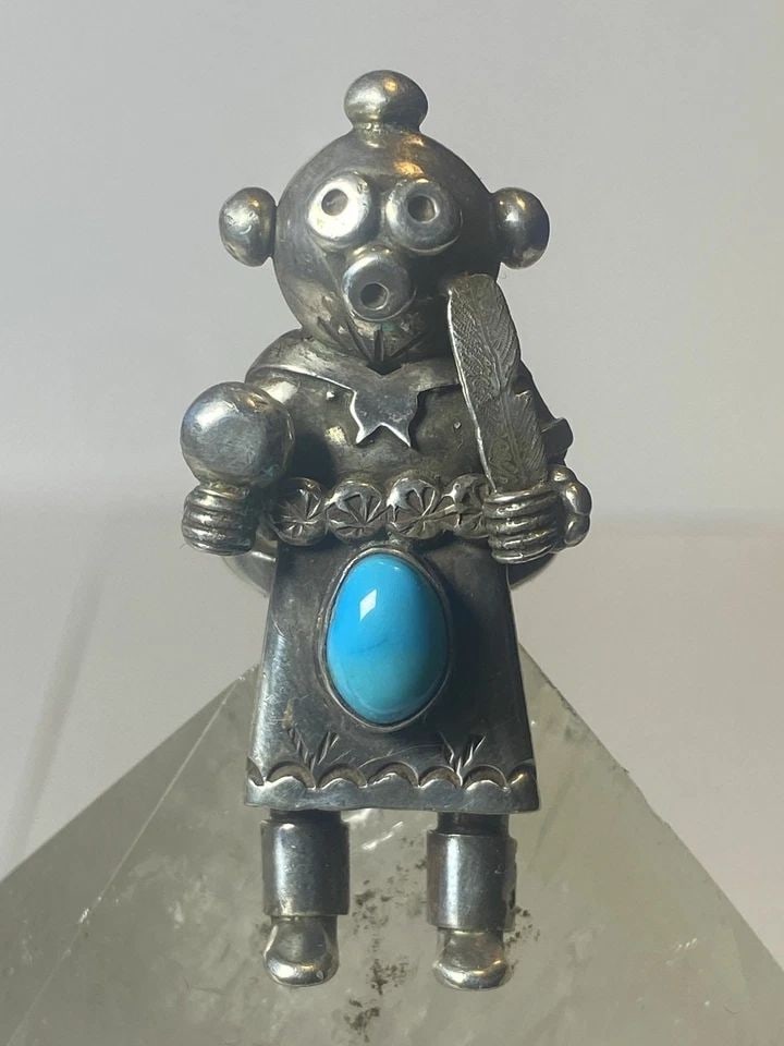 MUDMAN RING SIZE 5.50 TURQUOISE FEATHER STERLING SILVER WOMEN: MUDMAN RING SIZE 5.50 TURQUOISE FEATHER STERLING SILVER WOMEN Mudman ring Turquoise Navajo Kachina feather sterling silver women signed horse Size 5.50 Weight 21.7g Length 2" Width. 7/8" Thinnest part