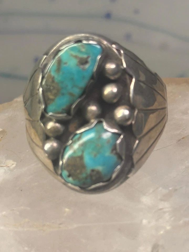 NAVAJO TURQUOISE RING BIG SIZE SIZE 17 STERLING SILVER MEN: NAVAJO TURQUOISE RING BIG SIZE SIZE 17 STERLING SILVER MEN Navajo turquoise Ring Big Size size 17 sterling silver men Size 17 Weight 23.6 Length 1. 1/8" Width. 3/4" Thinnest part of band. 1/4"