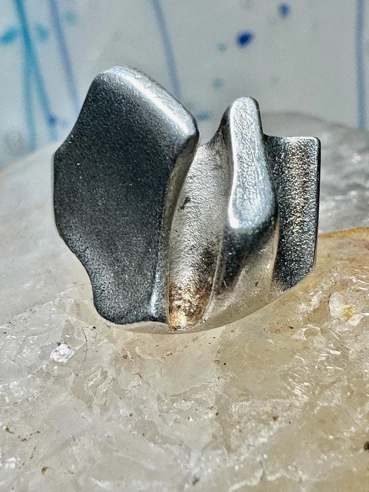LAPPONIA RING BRUTALIST BAND SIZE 5 STERLING SILVER WOMEN FINLAND: LAPPONIA RING BRUTALIST BAND SIZE 5 STERLING SILVER WOMEN FINLAND Lapponia ring Brutalist band size 5 sterling silver women Made in Finland Signature is covered by a sizing plate Size 5 Weight. 9.6g W
