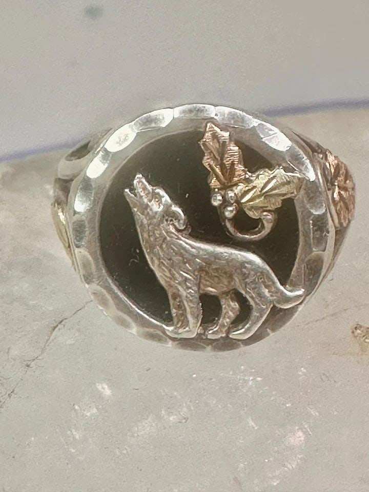 BLACK HILLS GOLD RING ONYX WOLF BARKING AT MOON BAND SIZE 10 BAND STERLING SILVE: BLACK HILLS GOLD RING ONYX WOLF BARKING AT MOON BAND SIZE 10 BAND STERLING SILVE Black Hills Gold ring wolf barking at moon band size 11.25 band sterling silver men women Size 10 Weight 6.8g Length 5/