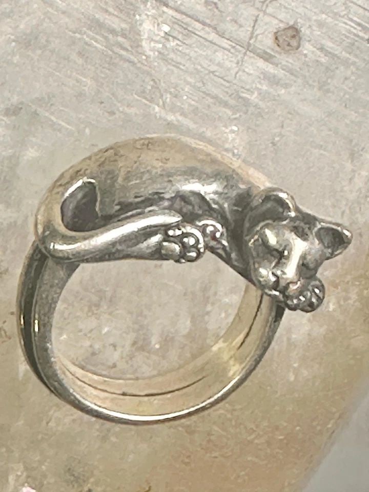 JAMES YESBERGER RING CAT BAND SIZE 5.25 STERLING SILVER WOMEN GIRLS: JAMES YESBERGER RING CAT BAND SIZE 5.25 STERLING SILVER WOMEN GIRLS James Yesberger ring cat band size 5.25 sterling silver women girls Size 5.25 Weight. 14g Length 5/8" Width. 7/8" Thinnest part of b