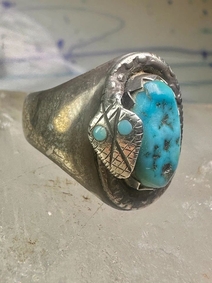 NAVAJO SNAKE RING TURQUOISE SIZE 11.5 STERLING SILVER WOMEN MEN: NAVAJO SNAKE RING TURQUOISE SIZE 11.5 STERLING SILVER WOMEN MEN Navajo snake ring turquoise size 11.5 sterling silver women men Size 11.5 Between a size 11.50 and a size 11.75 Weight 10.7g Length 7/8"