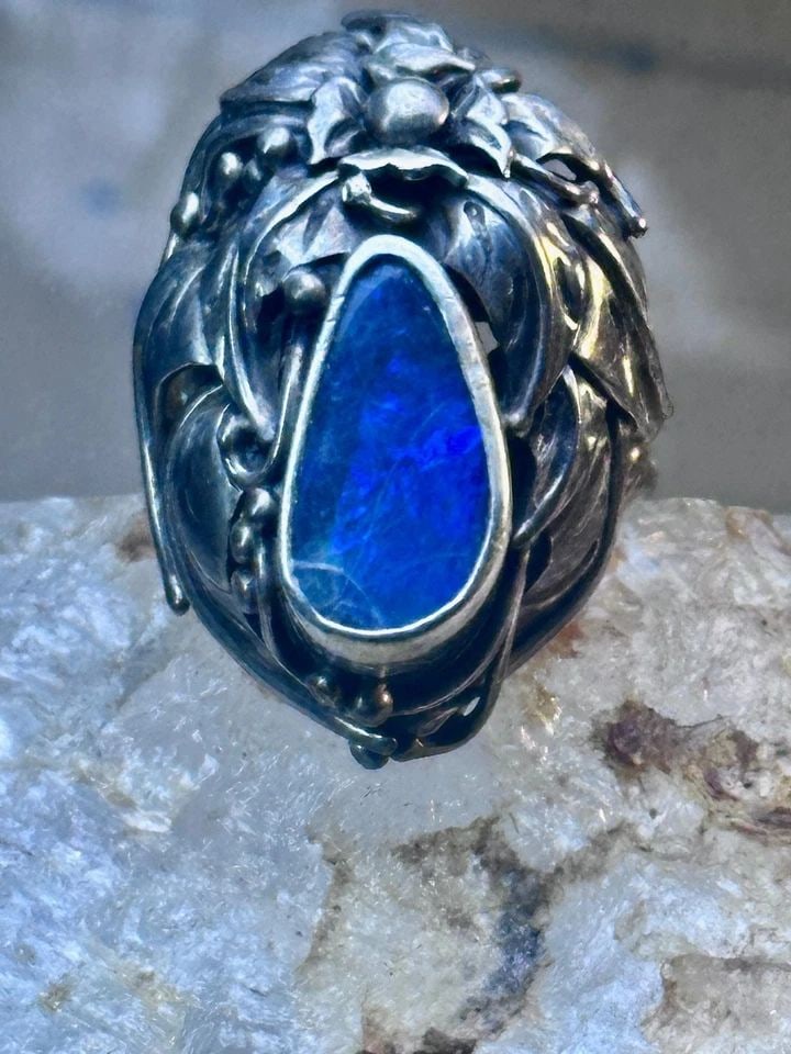 NAVAJO RING OPAL ? SIZE 8.50 STERLING SILVER WOMEN MEN: NAVAJO RING OPAL ? SIZE 8.50 STERLING SILVER WOMEN MEN Navajo Ring leaves opal ? size 8.50 sterling silver women men Flaws in the stone Size 8.50 Weight 17.7g Length 1 1/4" Width 3/4" Thinnest part of