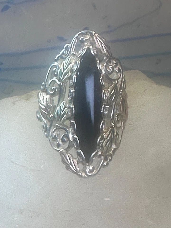 BLACK HILLS GOLD LONG ONYX RING LEAVES SIZE 8.25 STERLING SILVER WOMEN: BLACK HILLS GOLD LONG ONYX RING LEAVES SIZE 8.25 STERLING SILVER WOMEN Black Hills Gold Long onyx ring leaves size 8.25 sterling silver women Size 8.25 Weight. 8.7g Length 1 3/8" Thinnest part of band