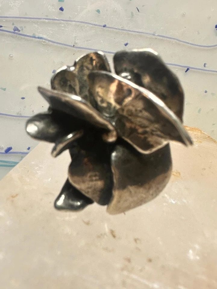 VINTAGE ROSE FLOWER RING BRUTALIST BAND SIZE 6.75 BY RIILLA STERLING SILVER WOME: VINTAGE ROSE FLOWER RING BRUTALIST BAND SIZE 6.75 BY RIILLA STERLING SILVER WOME Vintage Rose flower ring brutalist band size 6.75 by Riilla sterling silver women Size 6.75 Weight. 31.2g Length 1. 1/4