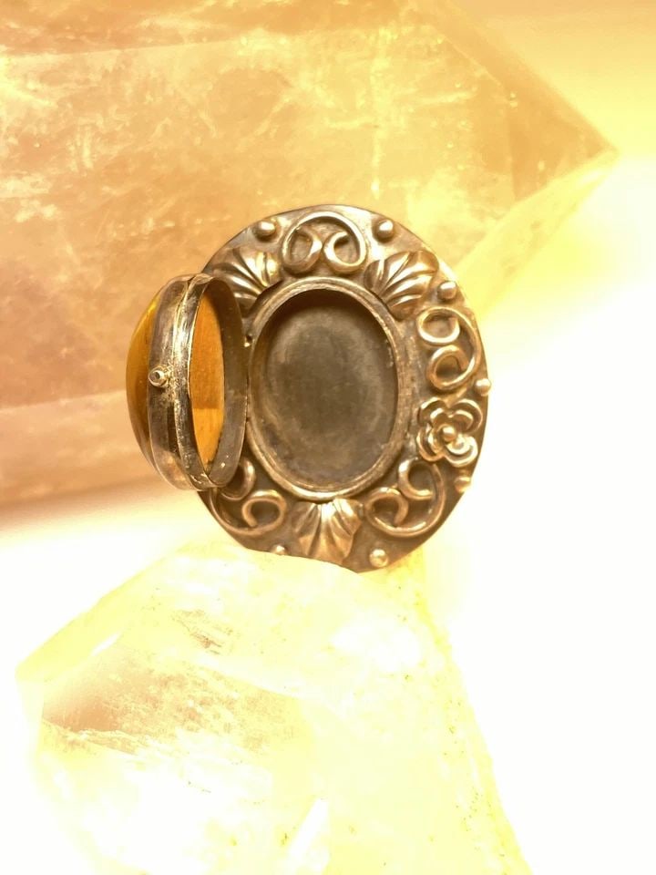 POISON RING TIGER EYE FLORAL FLOWERS STERLING SILVER WOMEN: POISON RING TIGER EYE FLORAL FLOWERS STERLING SILVER WOMEN Poison ring Tiger Eye floral flowers sterling silver women Size 7.50 Weight. 17.9g Length. 1 5/8" Width. 1 3/8" Thinnest part of band 3/16"