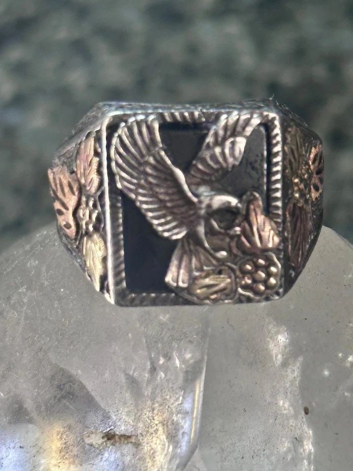 BLACK HILLS GOLD EAGLE RING ONYX SIZE 12.25 STERLING SILVER WOMEN MEN: BLACK HILLS GOLD EAGLE RING ONYX SIZE 12.25 STERLING SILVER WOMEN MEN Black Hills Gold Eagle ring Onyx size 12.25 Sterling silver women men Size 12.25 Weight. 11.4g Length. 3/4" Width 5/8" Thinnest pa