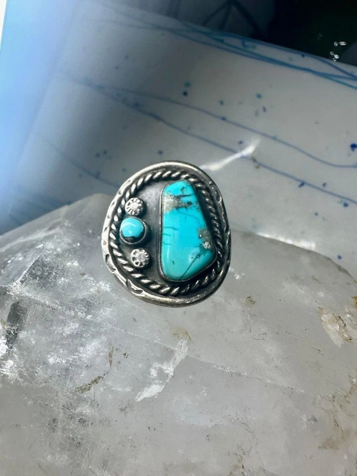 TURQUOISE RING NAVAJO SIZE 6.75 STERLING SILVER WOMEN: TURQUOISE RING NAVAJO SIZE 6.75 STERLING SILVER WOMEN Turquoise ring Navajo Size 6.75 Sterling Silver women Size 6.75 Weight 16g Length. 1. 1/8" Width 1 1/8" Back on the band 5/32"