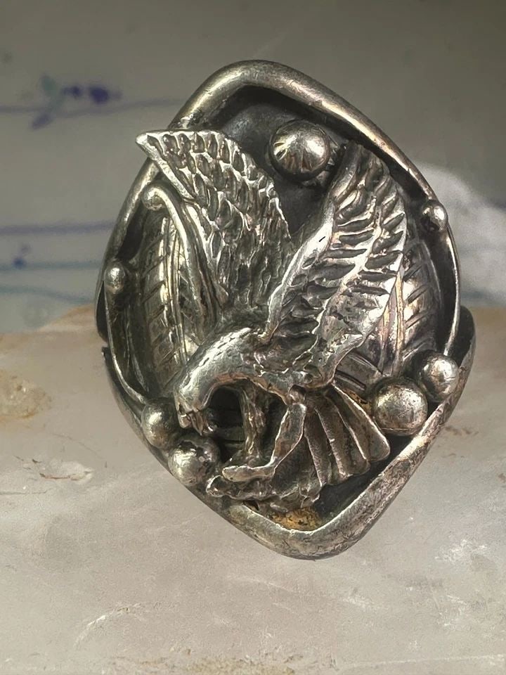 EAGLE RING NAVAJO SIZE 15 STERLING SILVER WOMEN MEN SIGNED LF: EAGLE RING NAVAJO SIZE 15 STERLING SILVER WOMEN MEN SIGNED LF Eagle ring Navajo size 15 sterling silver women men signed LF Size 15 Weight. 15.4g Length 1 1/4" Thinnest part of band 3/16"