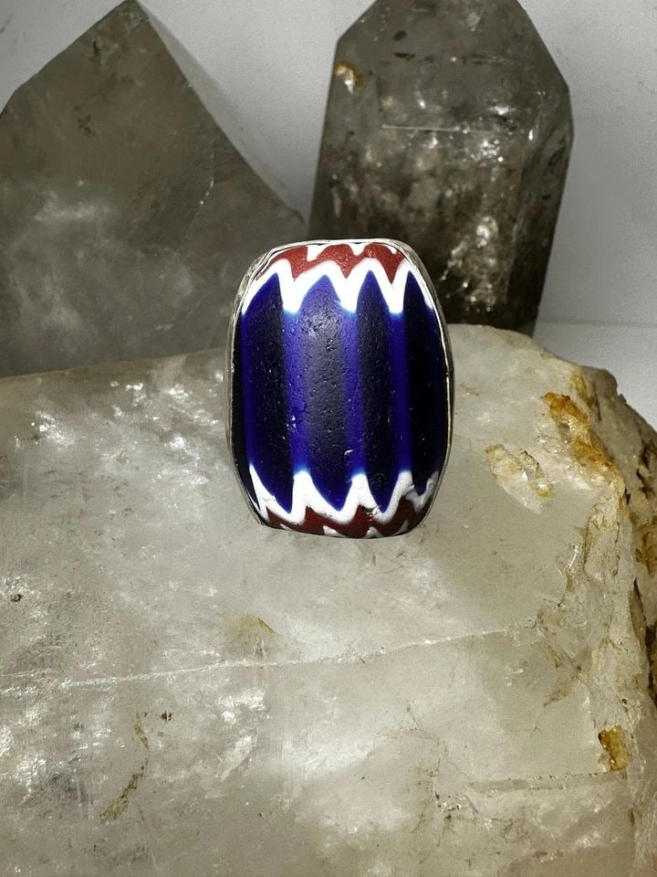 VENETIAN GLASS AFRICAN TRADE BEAD RING SIZE 8.75 STERLING SILVER: VENETIAN GLASS AFRICAN TRADE BEAD RING SIZE 8.75 STERLING SILVER Venetian Glass African Trade Bead Ring size 8.75 sterling silver Size 8.75 Between a size 8.75 and a size 9 Weight. 26.7g Length 1. 1/4