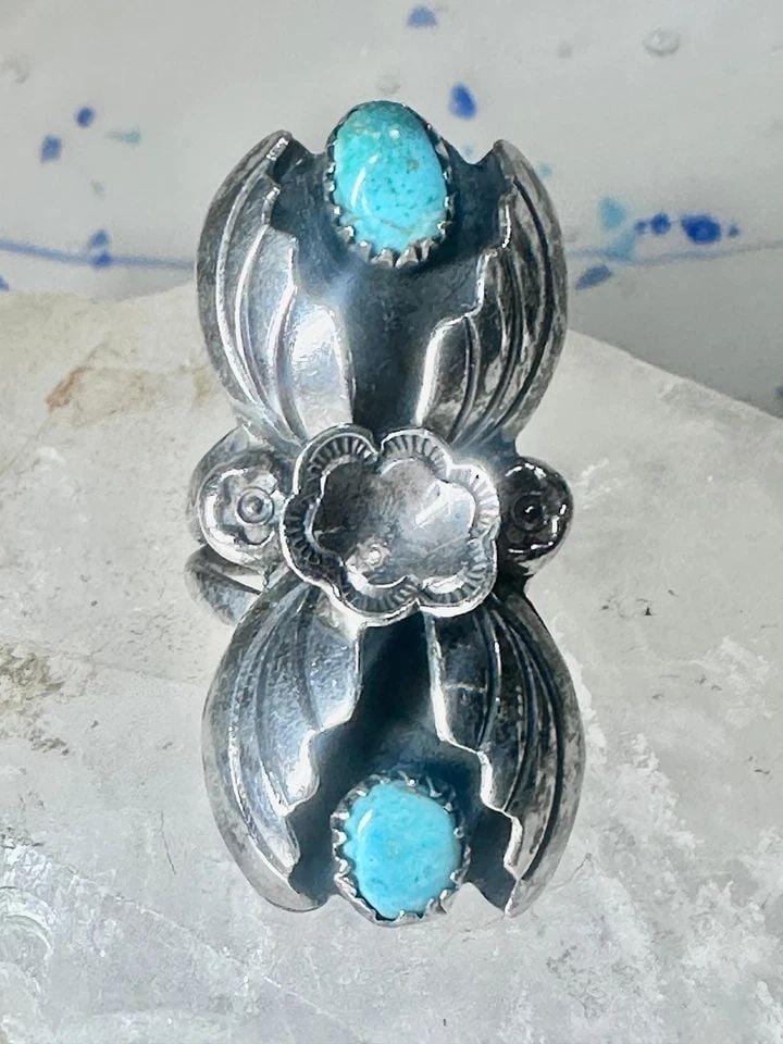 NAVAJO RING TURQUOISE LEAVES SIZE 5.5 STERLING SILVER WOMEN: NAVAJO RING TURQUOISE LEAVES SIZE 5.5 STERLING SILVER WOMEN Navajo ring turquoise leaves size 5.5 sterling silver women Size 5.50 Weight 10.3g Length 1. 1/2" Width 5/8" Band in Back 1/8"