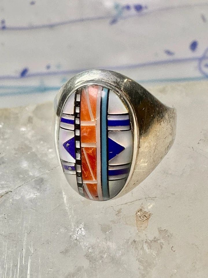 ZUNI RING SIZE 8 TURQUOISE, CORAL, LAPIS LAZULI, MOP,STERLING SILVER WOMEN SIGN: ZUNI RING SIZE 8 TURQUOISE, CORAL, LAPIS LAZULI, MOP,STERLING SILVER WOMEN SIGN Zuni ring size 8 inlayTurquoise, Coral, Lapis Lazuli, MOP,Jet/Onyx sterling silver women Signed JM Size 8 Weight 6.8g Le