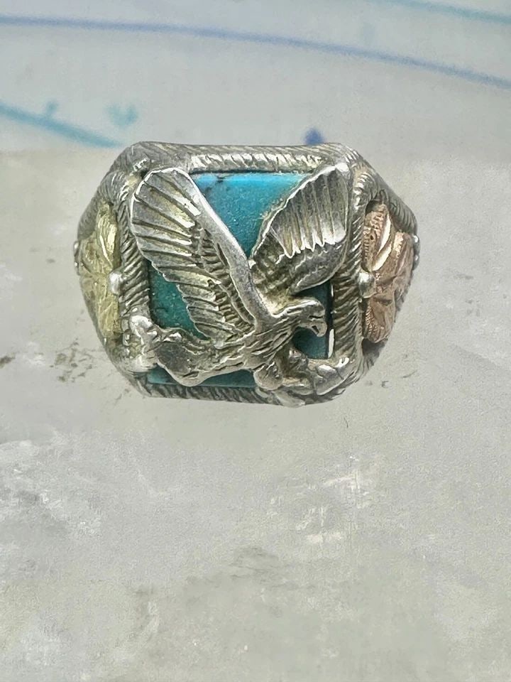 EAGLE RING TURQUOISE BLACK HILLS GOLD LEAVES BAND SIZE 7 STERLING SILVER WOMEN G: EAGLE RING TURQUOISE BLACK HILLS GOLD LEAVES BAND SIZE 7 STERLING SILVER WOMEN G Eagle ring turquoise band Black Hills Gold leaves size 7 sterling silver women girls men Size 7 Weight 4.5g Length 1/2"
