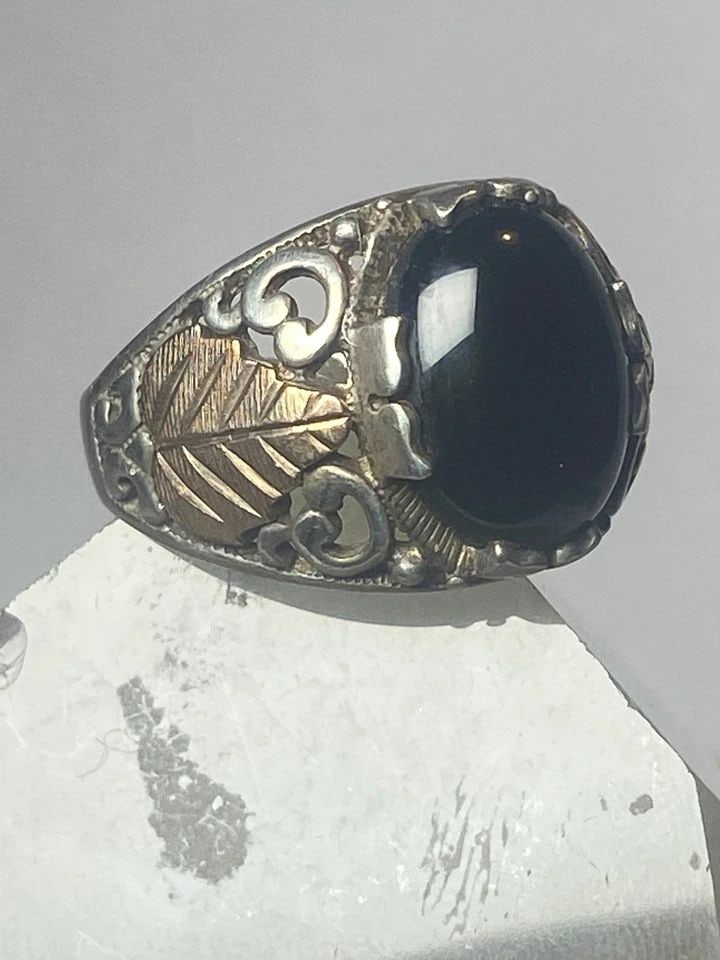 ONYX RING LEAF BAND STERLING SILVER WOMEN MEN: ONYX RING LEAF BAND STERLING SILVER WOMEN MEN Onyx ring leaf band sterling silver women men Size 13 Weight 10.9g Length 3/4" Width 1/2" Thinnest. 5/32"