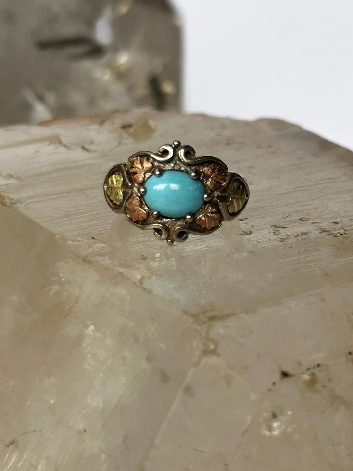 BLACK HILLS GOLD RING SIZE 4.75 TURQUOISE LEAVES STERLING SILVER BAND WOMEN GIR: BLACK HILLS GOLD RING SIZE 4.75 TURQUOISE LEAVES STERLING SILVER BAND WOMEN GIR Black Hills Gold ring size 4.75 turquoise leaves sterling silver band women girls Size 4.75 Weight 4.1g Width. 1/2" Thin