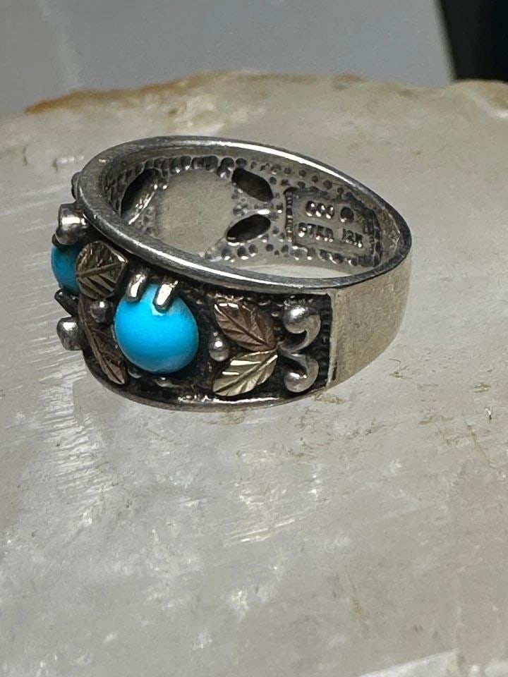 BLACK HILLS GOLD RING TURQUOISE BAND SIZE 4.75 STERLING SILVER WOMEN: BLACK HILLS GOLD RING TURQUOISE BAND SIZE 4.75 STERLING SILVER WOMEN Black Hills Gold ring turquoise band size 4.75 sterling silver women Size 4.75 Weight. 4.4g Width 3/8" Thinnest pat of band 3/16"