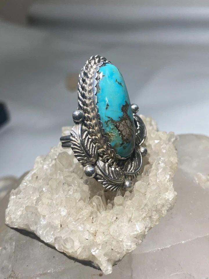 TURQUOISE RING LONG NAVAJO FEATHERS BAND STERLING SILVER WOMEN GIRLS: TURQUOISE RING LONG NAVAJO FEATHERS BAND STERLING SILVER WOMEN GIRLS Turquoise ring long Navajo feathers sterling silver women girls Size 8.75 Between a size 8.75 and a size 9 Weight. 14.7g Length. 1.