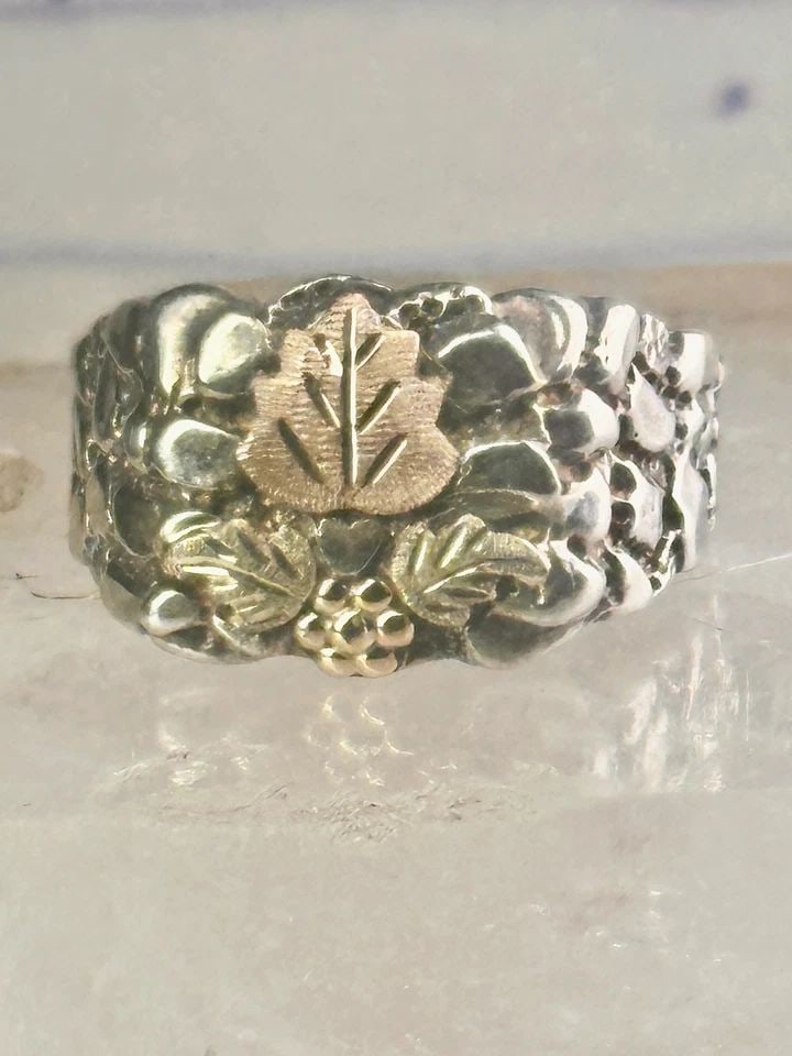 BLACK HILLS GOLD WEDDING RING LEAVES BAND SIZE 11.5 STERLING SILVER WOMEN MEN: BLACK HILLS GOLD WEDDING RING LEAVES BAND SIZE 11.5 STERLING SILVER WOMEN MEN Black Hills Gold wedding ring leaves band size 11.5 sterling silver women men Size. 11.5 Weight 6.2g Length 1/2" Width. 5/