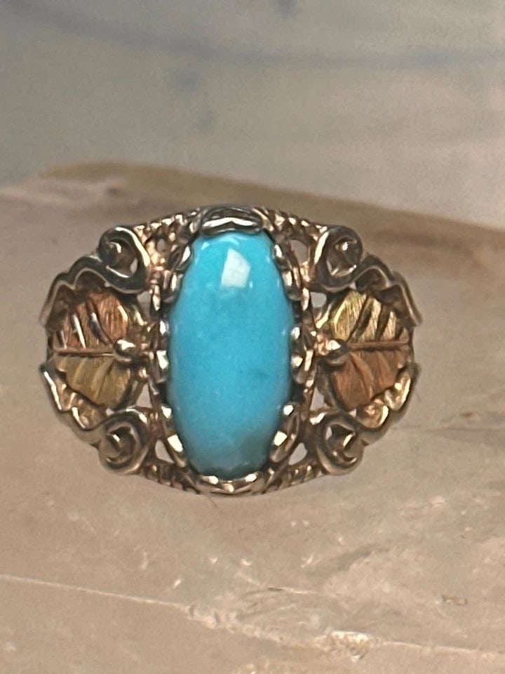 BLACK HILLS GOLD RING LEAVES TURQUOISE BAND RING SIZE 5.75 STERLING SILVER WOMEN: BLACK HILLS GOLD RING LEAVES TURQUOISE BAND RING SIZE 5.75 STERLING SILVER WOMEN Black Hills Gold ring leaves turquoise band ring size 5.75 Sterling silver women Size 5.75 Weight 5.7g Width 5/8" Thinn