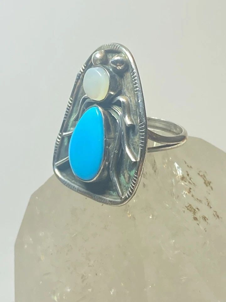 SPIDER RING NAVAJO TURQUOISE MOTHER OF PEARL STERLING SILVER WOMEN: SPIDER RING NAVAJO TURQUOISE MOTHER OF PEARL STERLING SILVER WOMEN Spider ring turquoise mother of pearl bug insect sterling silver women Size 6 Weight 7.1g Length. 1 1/4" Width 1" Thinnest part 1/8"