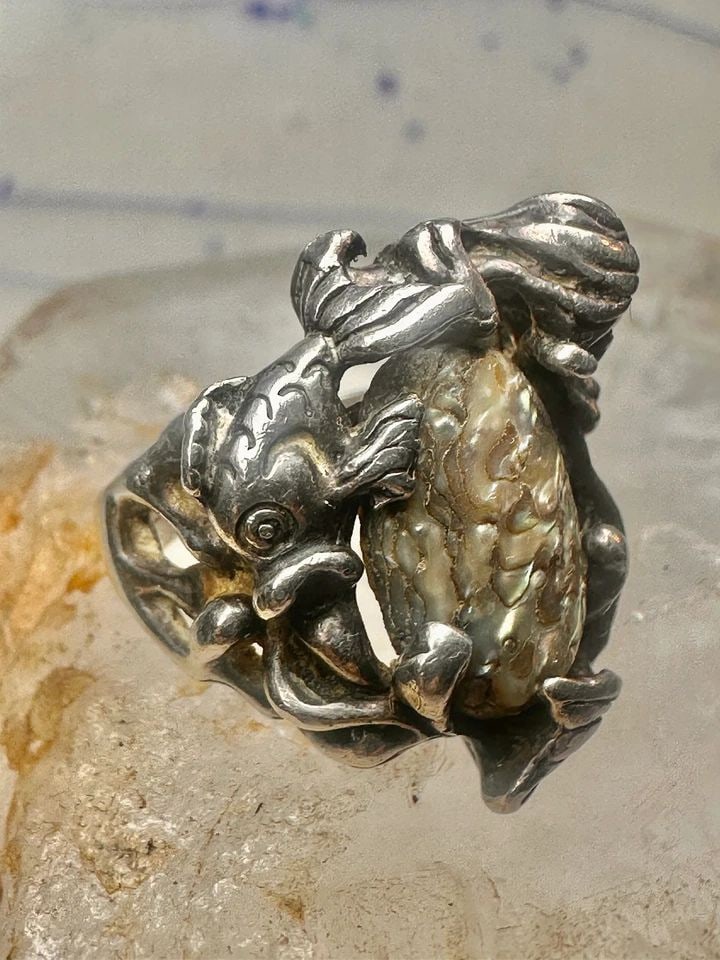 MERMAID RING ABALONE FISH OCEAN SIZE 5 STERLING SILVER WOMEN: MERMAID RING ABALONE FISH OCEAN SIZE 5 STERLING SILVER WOMEN Mermaid ring abalone fish ocean size 5 sterling silver women Size 5 Weight 10.8g Length 1" Width 7/8" Band in the back 3/16"