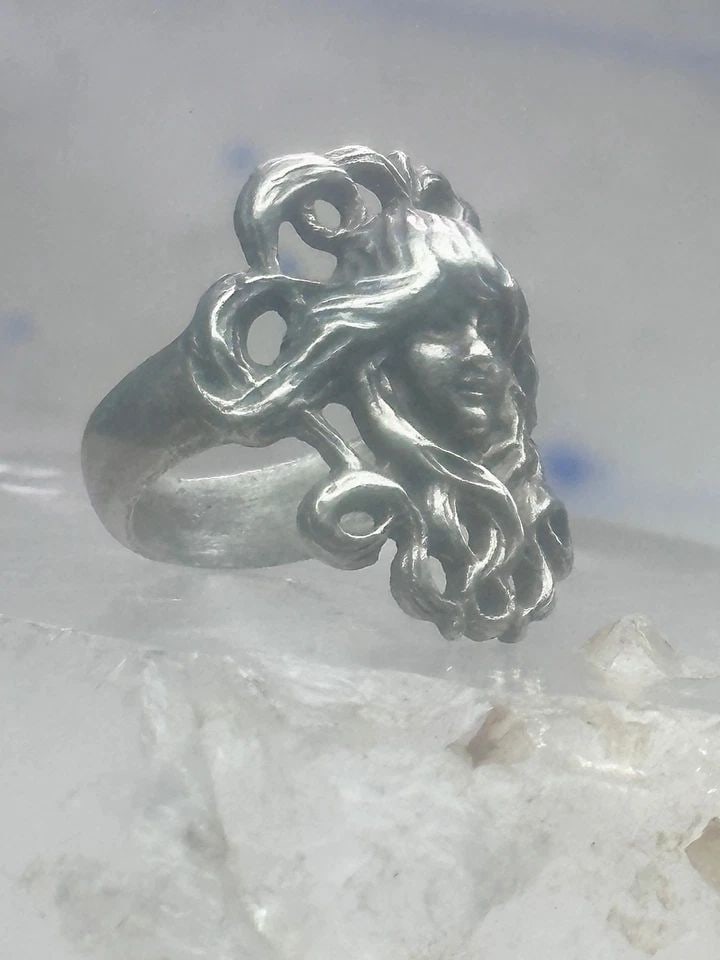 FACE RING ART DECO FIGURATIVE BAND SIZE 4.75 STERLING SILVER WOMEN: FACE RING ART DECO FIGURATIVE BAND SIZE 4.75 STERLING SILVER WOMEN Face ring Art Deco figurative band size 4.75 sterling silver women Size 4.75 Between a size 4.75 and a size 5 Weight 7.7g Length 1" W