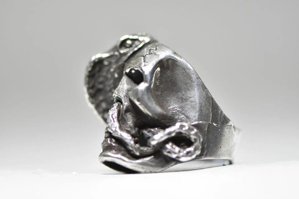 SKULL RING COBRA SNAKE BIKER BAND STERLING SILVER MEN WOMEN SIZE 8.25: SKULL RING COBRA SNAKE BIKER BAND STERLING SILVER MEN WOMEN SIZE 8.25 Skull ring cobra snake biker band sterling silver men women Size 8.25 Between a Size 8.25 and a Size 8.50 weight 27.4g Widest part
