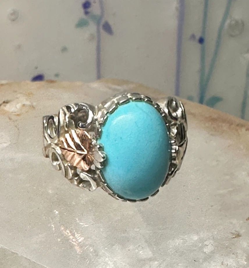 BLACK HILLS GOLD RING SIZE 8 TURQUOISE LEAVES BAND STERLING SILVER 12K WOMEN: BLACK HILLS GOLD RING SIZE 8 TURQUOISE LEAVES BAND STERLING SILVER 12K WOMEN Black Hills Gold ring size 8 turquoise leaves band sterling silver 12K women Size 8 Weight 5.7g Length 1/2" Width 3/8" Thin