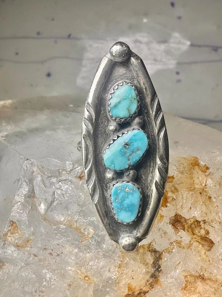 LONG NAVAJO RING TURQUOISE SIZE 5.5 VINTAGE STERLING SILVER SOUTHWEST WOMEN: LONG NAVAJO RING TURQUOISE SIZE 5.5 VINTAGE STERLING SILVER SOUTHWEST WOMEN Navajo ring Turquoise Size 5.5 Vintage Sterling Silver Southwest women Size 5.5 Weight 7.5g Length 1 5/32" Width 5/8" Free F