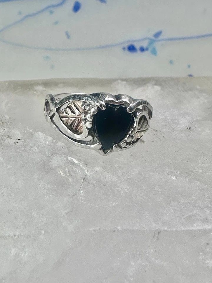 BLACK HILLS GOLD RING HEART BAND ONYX BAND SIZE 7.25 STERLING SILVER WOMEN: BLACK HILLS GOLD RING HEART BAND ONYX BAND SIZE 7.25 STERLING SILVER WOMEN Black Hills Gold ring heart band onyx band size 7.25 sterling silver women Size 7.25 Weight 2.9g Widest 3/8" Thinnest part of