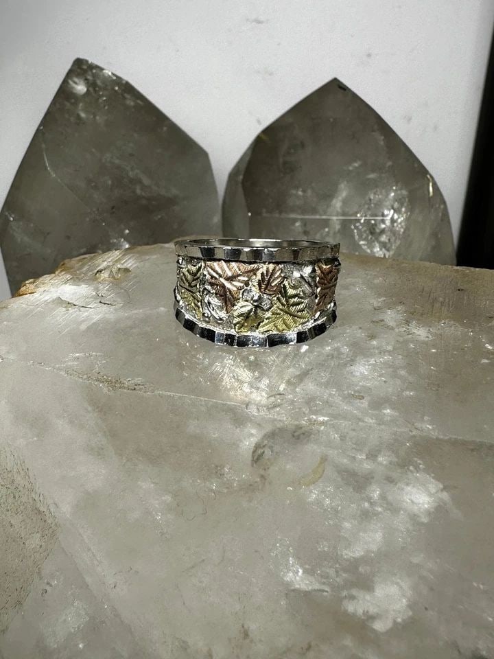 LEAF RING FLORAL WEDDING BAND SIZE 12.75 STERLING SILVER WOMEN MEN: LEAF RING FLORAL WEDDING BAND SIZE 12.75 STERLING SILVER WOMEN MEN Leaf ring floral wedding band size 12.75 sterling silver women men Size 12.75 Weight. 12.6g Widest part of band 1/2" Thinnest part of
