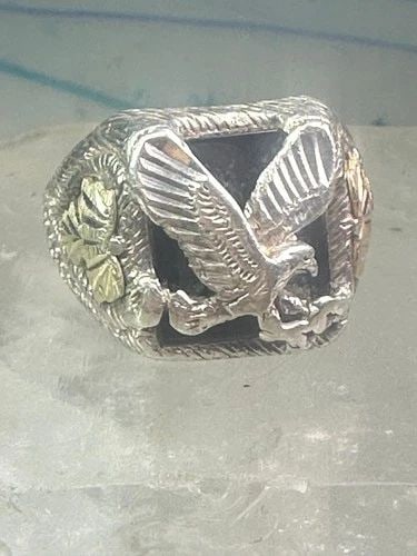 EAGLE RING ONYX BLACK HILLS GOLD BAND SIZE 12 STERLING SILVER WOMEN MEN: EAGLE RING ONYX BLACK HILLS GOLD BAND SIZE 12 STERLING SILVER WOMEN MEN Eagle ring onyx Black Hills Gold leaves band size 12 sterling silver women men Size 12 Weight 8.1g Length 5/8" Width 5/8" Thinne