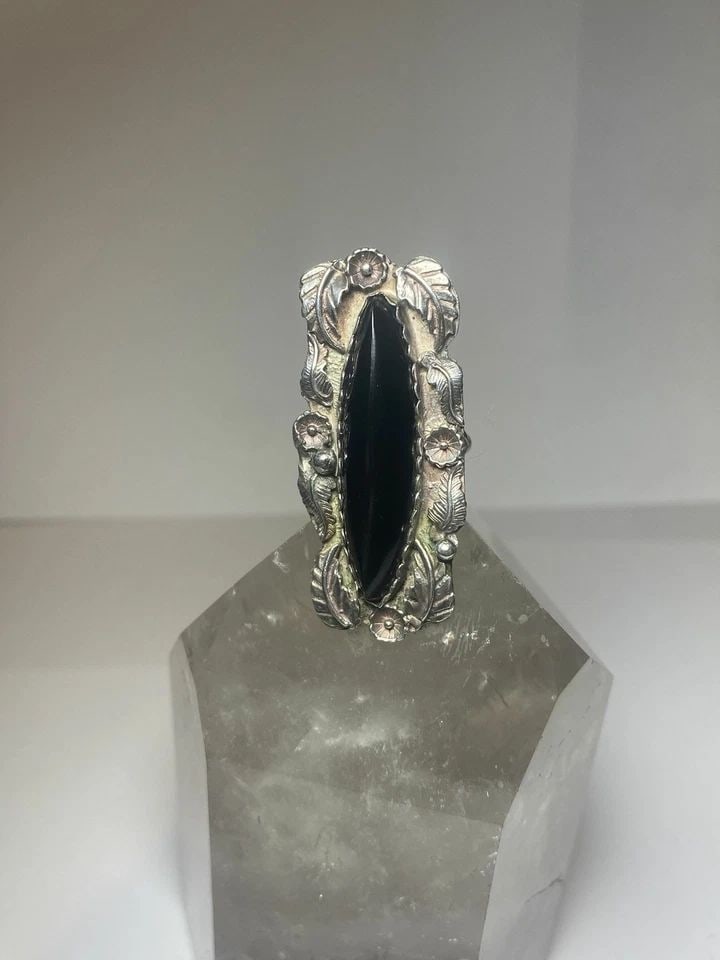 ONYX RING LONG NAVAJO STERLING SILVER WOMEN GIRLS: ONYX RING LONG NAVAJO STERLING SILVER WOMEN GIRLS Onyx ring long Navajo sterling silver women girls Size 7.75 Between a size 7.75 and a size 8 Weight 15.4g Length. 2" Width 7/8" Thinnest part of band 