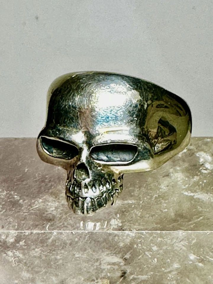 SKULL RING SIZE 14 BIKER BAND STERLING SILVER MEN: SKULL RING SIZE 14 BIKER BAND STERLING SILVER MEN Skull ring size 14 biker band sterling silver men Size 14 Weight. 18.7g Width 15/16" Thinnest part of band 3/16"