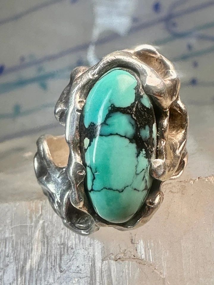 BRUTALIST TURQUOISE RING SIZE 6.25 BAND STERLING SILVER WOMEN: BRUTALIST TURQUOISE RING SIZE 6.25 BAND STERLING SILVER WOMEN Brutalist Turquoise ring size 6.25 band sterling silver women Size 6.25 Weight 13.4g Length. 7/8" Width. 1/2" Thinnest part of band 7/32"