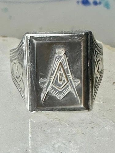 MASONIC RING MOTHER OF PEARL MASON CARVED COMPASS SIZE 8.50 STERLING SILVER WOME: MASONIC RING MOTHER OF PEARL MASON CARVED COMPASS SIZE 8.50 STERLING SILVER WOME Masonic ring Mother of pearl Mason carved compass size 8.50 sterling silver women men Size 8.50 Weight 10.6g Length 5/8