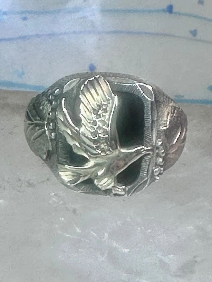 BLACK HILLS GOLD RING EAGLE BAND ONYX LEAVES SIZE 12 STERLING SILVER WOMEN MEN: BLACK HILLS GOLD RING EAGLE BAND ONYX LEAVES SIZE 12 STERLING SILVER WOMEN MEN Black Hills Gold ring eagle onyx band leaves size 12 sterling silver women men Size 12 Weight. 7.8g Length 5/8" Width 1/2