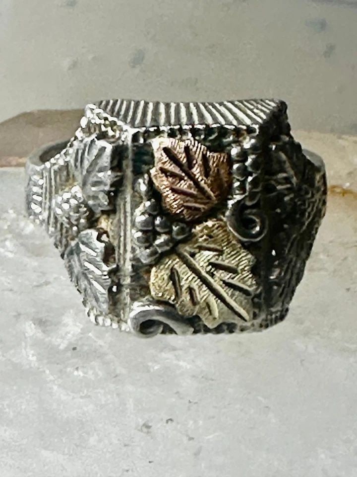 BLACK HILLS GOLD RING BAND SIZE 10.75 STERLING SILVER WOMEN MEN: BLACK HILLS GOLD RING BAND SIZE 10.75 STERLING SILVER WOMEN MEN Black Hills Gold ring band size 10.75 sterling silver women men Size 10.75 Between a size 10.75 and a size 11 Weight 6.9g Length 5/8" Wi