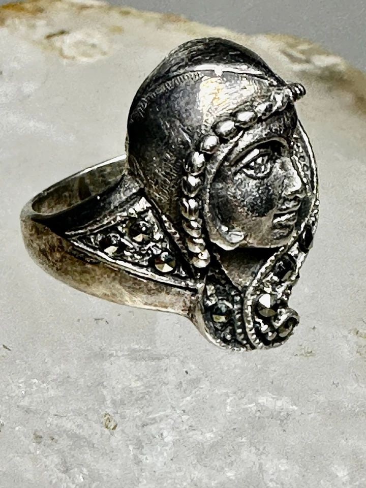 FACE RING SIZE 6.25 STERLING SILVER ART DECO STYLE BOHO WOMEN: FACE RING SIZE 6.25 STERLING SILVER ART DECO STYLE BOHO WOMEN Face ring size 6.25 sterling silver Art Deco style Boho women Size 6.25 Between a size 6.25. and a size 6.50 Weight 4.8g Length 3/4" Width