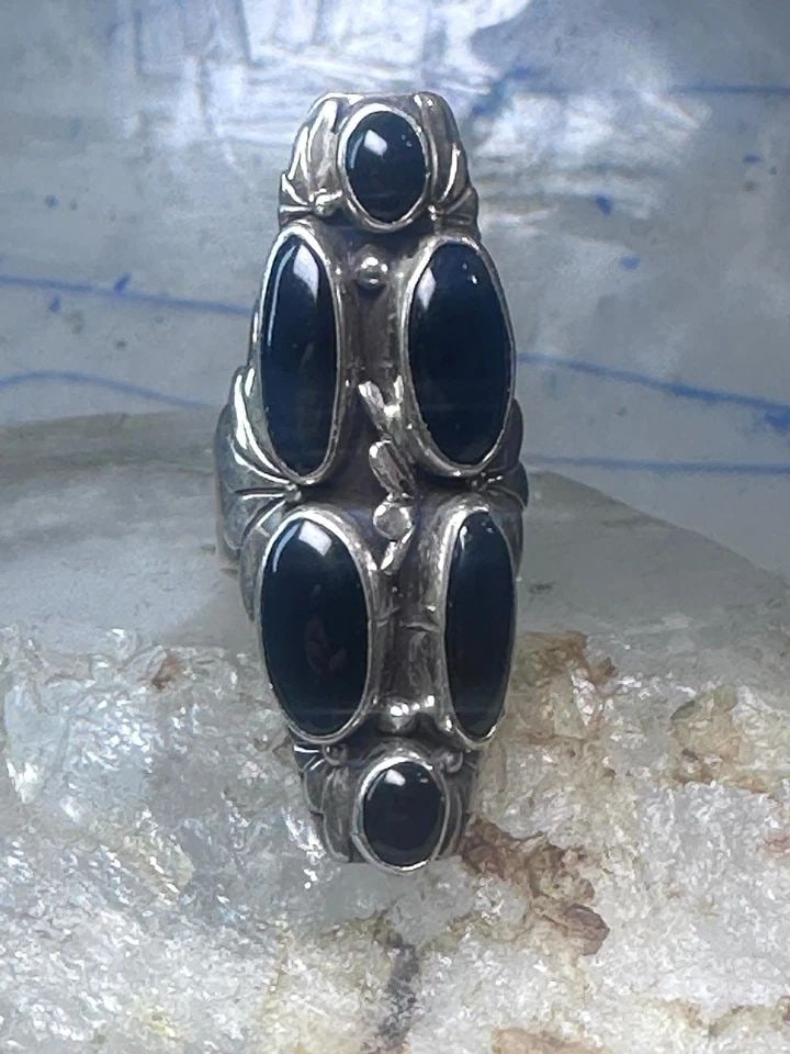 VINTAGE ONYX RING LONG SOUTHWESTERN SIZE 6.75 STERLING SILVER WOMEN: VINTAGE ONYX RING LONG SOUTHWESTERN SIZE 6.75 STERLING SILVER WOMEN Vintage onyx ring Long Southwestern size 6.75 Sterling silver women Size 6.7 Weight.16.2g Length. 1 7/8" Width 3/4" Thinnest part of