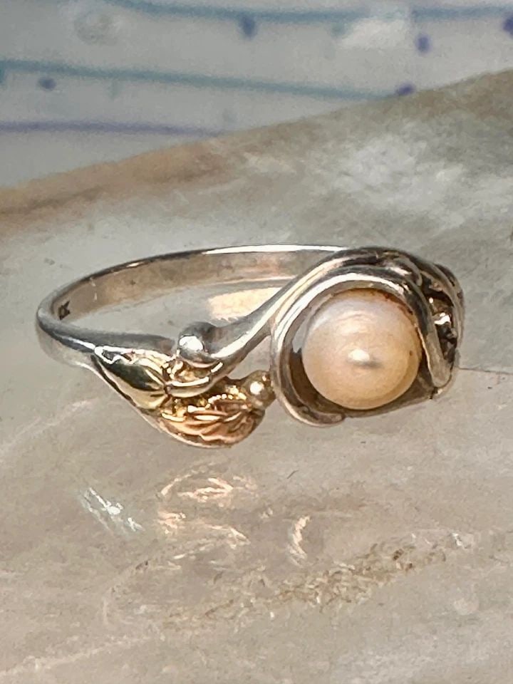 BLACK HILLS GOLD RING SIZE 8 PEARL LEAVES BAND STERLING SILVER WOMEN: BLACK HILLS GOLD RING SIZE 8 PEARL LEAVES BAND STERLING SILVER WOMEN Black Hills Gold ring size 8 Pearl leaves band sterling silver women Size 8 Weight 2.6g Width. 5/16" Thinnest part of band 1/8"