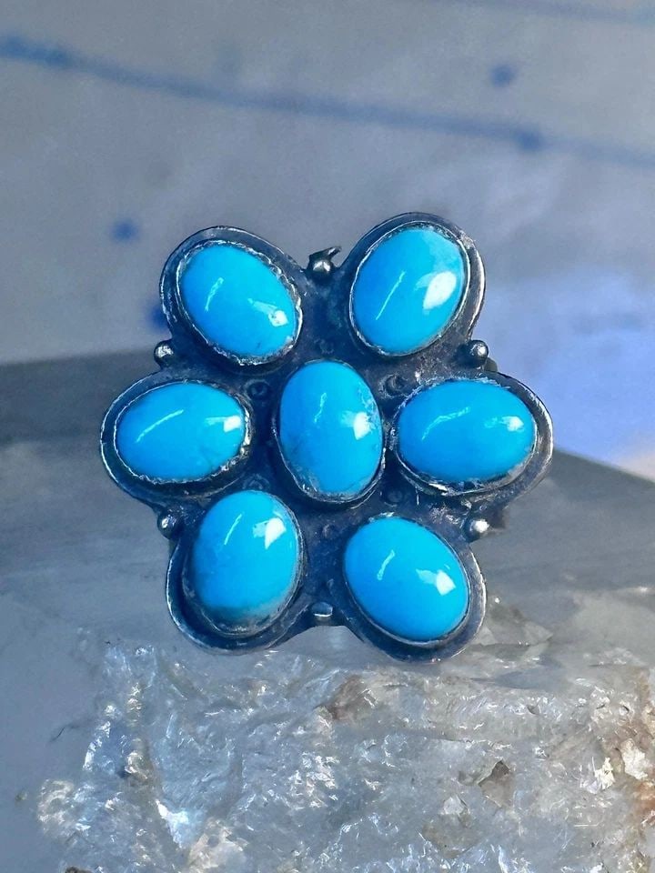 ZUNI RING TURQUOISE FLOWER SIZE 8.25 STERLING SILVER WOMEN: ZUNI RING TURQUOISE FLOWER SIZE 8.25 STERLING SILVER WOMEN Zuni Ring Turquoise Flower size 8.25 sterling silver women Size 8.25 Weight 14g Length 1" Width 1" Thinnest part of band 3/8"