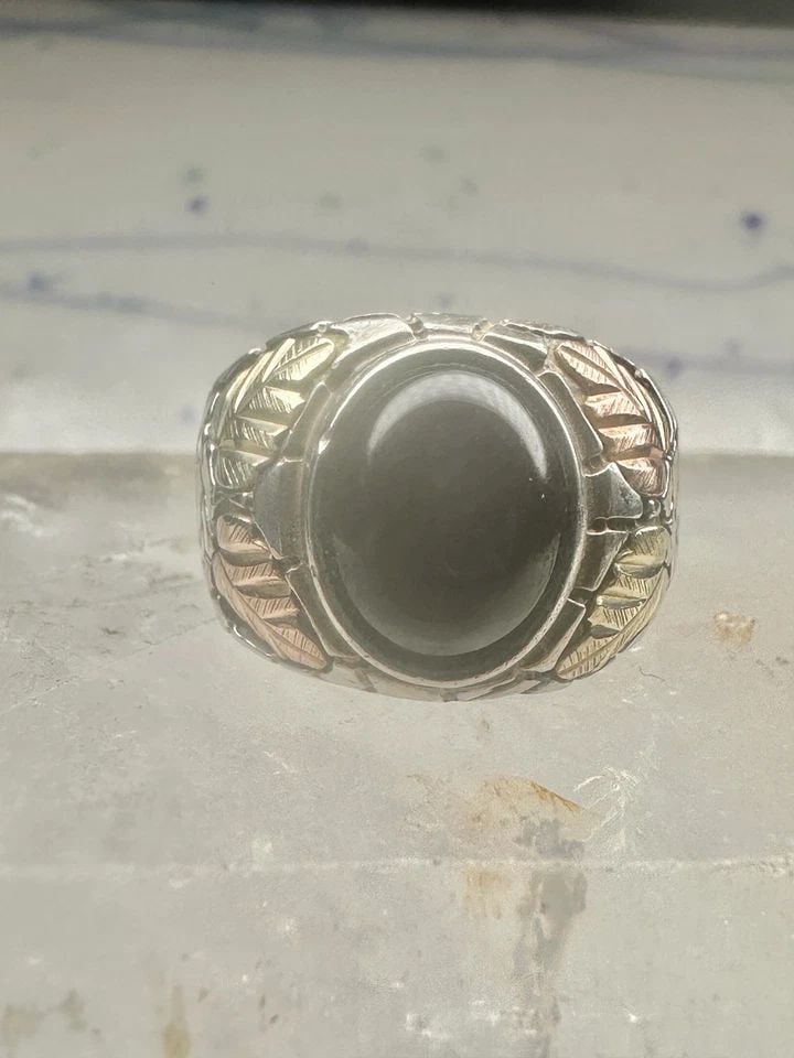BLACK HILLS GOLD RING ONYX LEAVES BAND SIZE 11 STERLING SILVER WOMEN MEN: BLACK HILLS GOLD RING ONYX LEAVES BAND SIZE 11 STERLING SILVER WOMEN MEN Black Hills Gold ring onyx leaves band size 11 sterling silver women men Size 11 Weight 8.3g Length 5/8" Width 3/8" Band in the