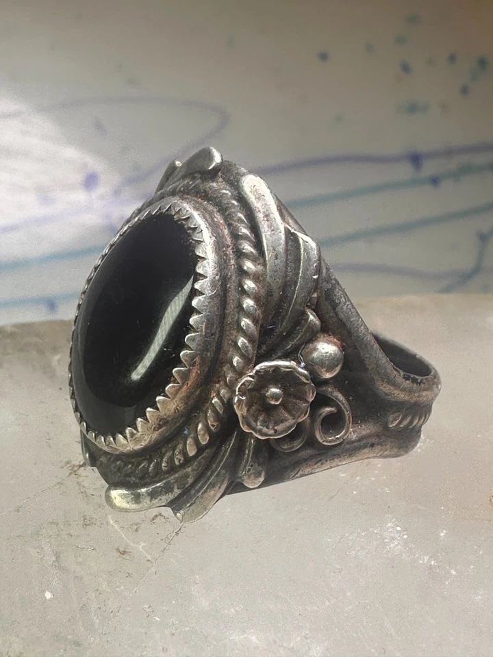 NAVAJO RING ONYX RING LEAVES SIZE 12.75 STERLING SILVER WOMEN MEN: NAVAJO RING ONYX RING LEAVES SIZE 12.75 STERLING SILVER WOMEN MEN Navajo ring onyx ring leaves size 12.75 sterling silver women men Solid band No issues - May have been resized Size 12.75 Weight 13.2g