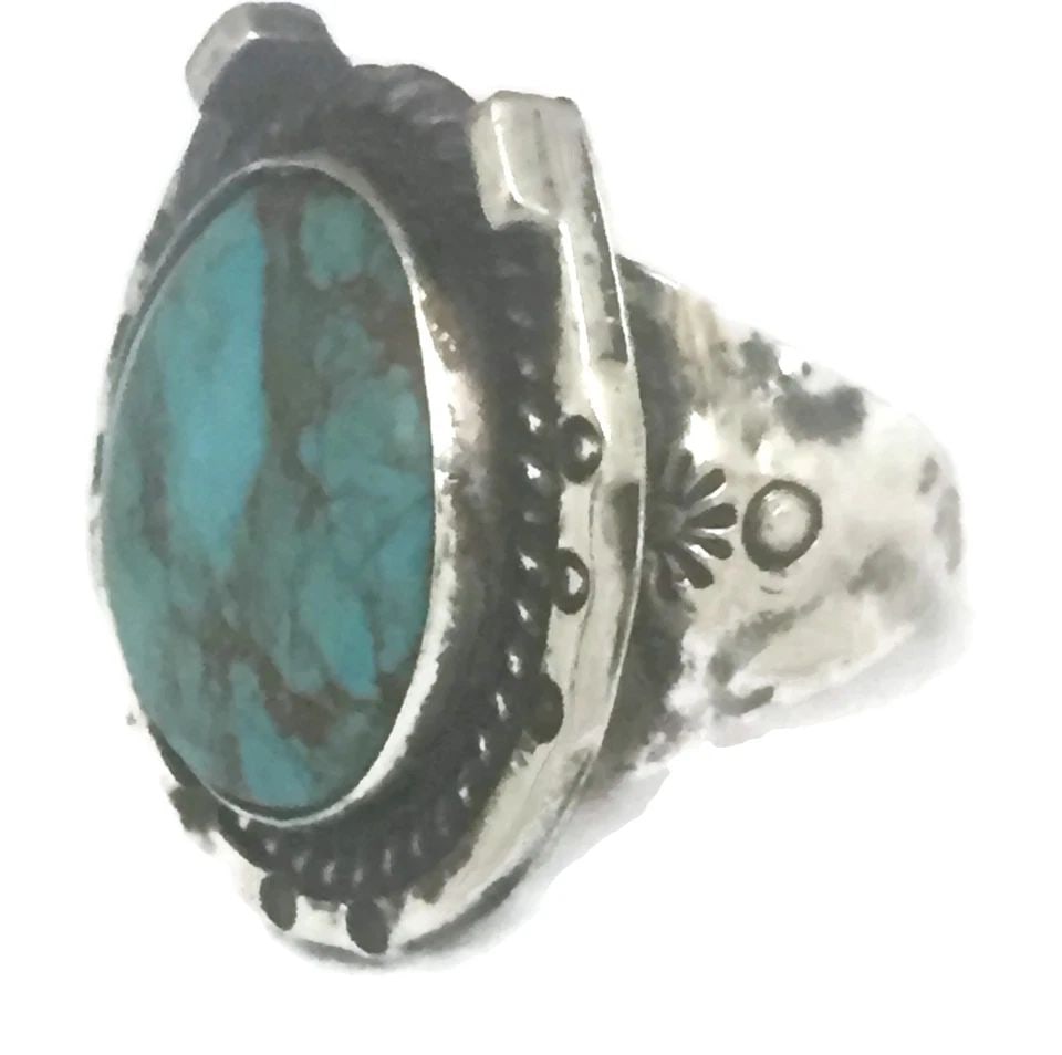 VINTAGE HORSESHOE STERLING SILVER SOUTHWEST TURQUOISE RING SIZE 7.5 12.9G: VINTAGE HORSESHOE STERLING SILVER SOUTHWEST TURQUOISE RING SIZE 7.5 12.9G Vintage Horseshoe Turquoise Sterling Silver Southwest Ring AS IS The Sides are Bent Wearable As Is Size.7.5 Weight 12.9g Lengt
