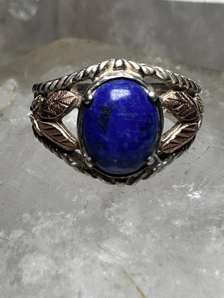 BLACK HILLS GOLD RING SIZE 5.75 BLUE LAPIS LEAVES STERLING SILVER BAND WOMEN GI: BLACK HILLS GOLD RING SIZE 5.75 BLUE LAPIS LEAVES STERLING SILVER BAND WOMEN GI Black Hills Gold ring size 5.75 blue lapis leaves sterling silver band women girls Size 5.75 Weight 2.5g Width. 1/2" Thi