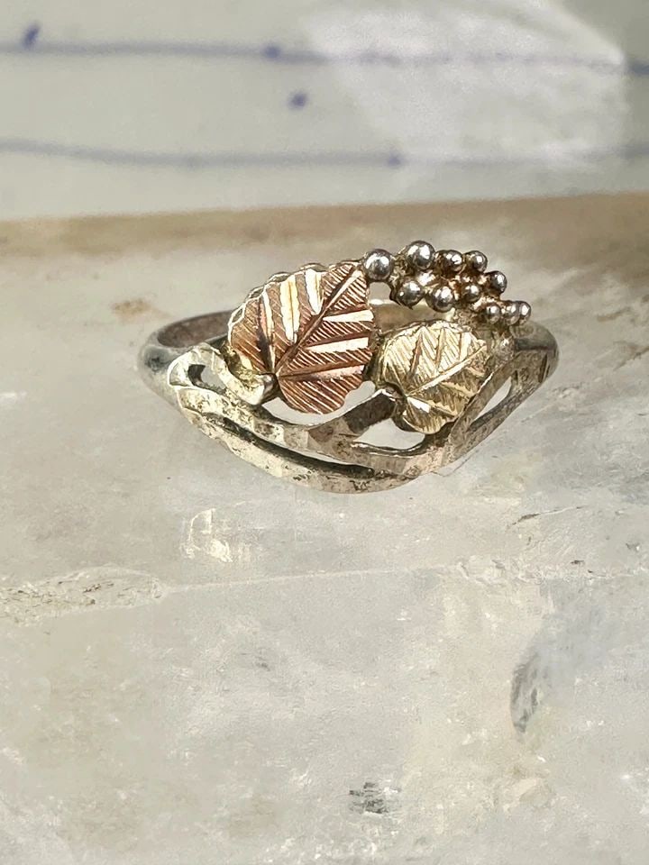 BLACK HILLS GOLD WEDDING RING LEAVES BAND SIZE 6.75 STERLING SILVER WOMEN GIRLS: BLACK HILLS GOLD WEDDING RING LEAVES BAND SIZE 6.75 STERLING SILVER WOMEN GIRLS Black Hills Gold wedding ring leaves band size 6.75 sterling silver women girls Size. 6.75 Weight 2.5g Width. 3/8" Thinn