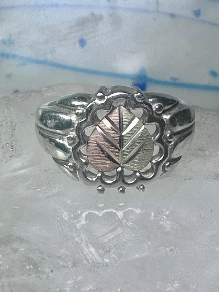 BLACK HILLS GOLD RING LEAF BAND SIZE 7.75 STERLING SILVER WOMEN MEN: BLACK HILLS GOLD RING LEAF BAND SIZE 7.75 STERLING SILVER WOMEN MEN Black Hills Gold Ring leaf band size 7.75 sterling silver women men 12K over sterling in the leaf Size 7.75 Weight. 5.7g Width. 1/2"
